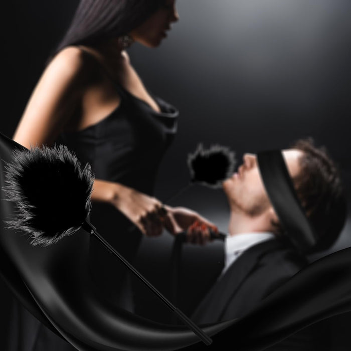 BDSM saga ar roku dzelžiem, acu masku un spalvu stimulētāju pāriem