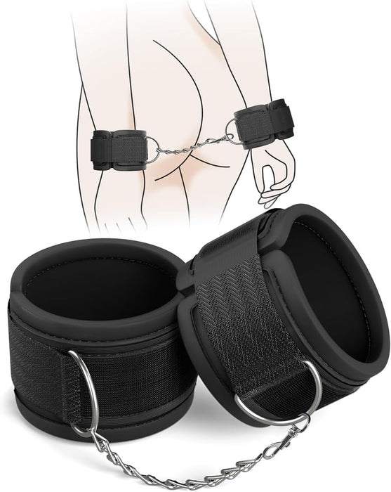 BDSM saga ar roku dzelžiem, acu masku un spalvu stimulētāju pāriem