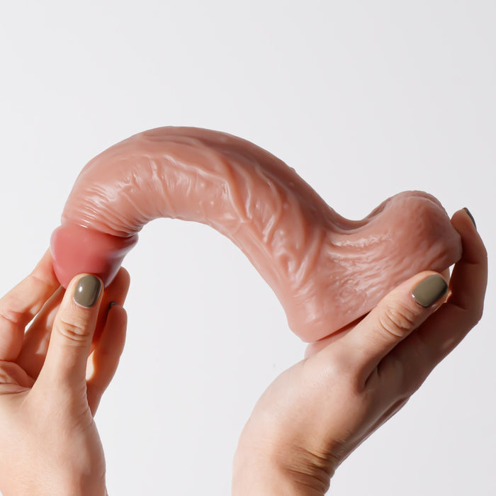 Crushious Inviktus 8.5 dildo ar piesūcekni – silikona, ādas krāsas